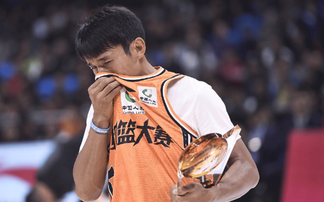 包含洛杉矶快船训练开放日；加时末段完成体检引欢呼；CBA常规赛在即；训练强度明显提升的词条